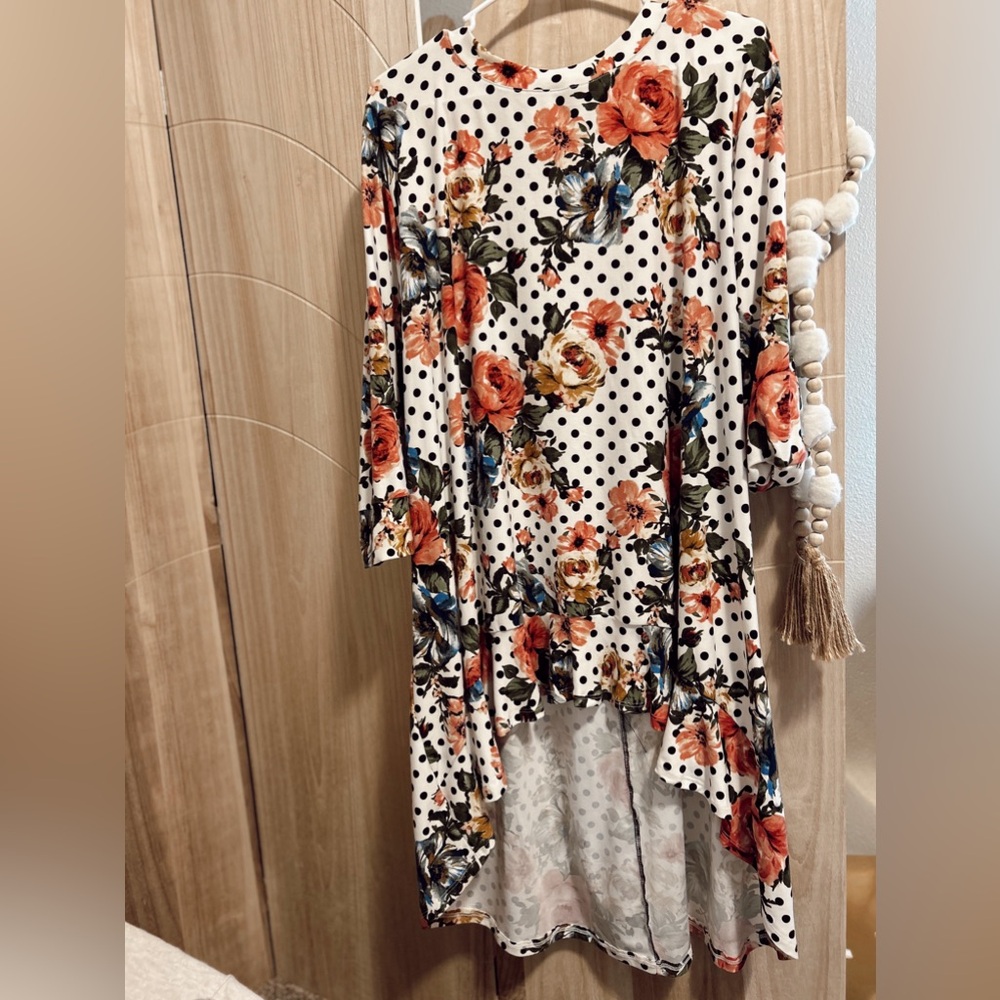Floral high low

Does not have size tag would say it’s 2X